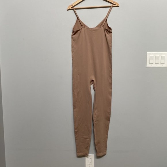 ❗️SOLD❗️Aritzia The Group by Babaton Clay Aerial Seamless Jumpsuit Size L - Picture 5 of 7